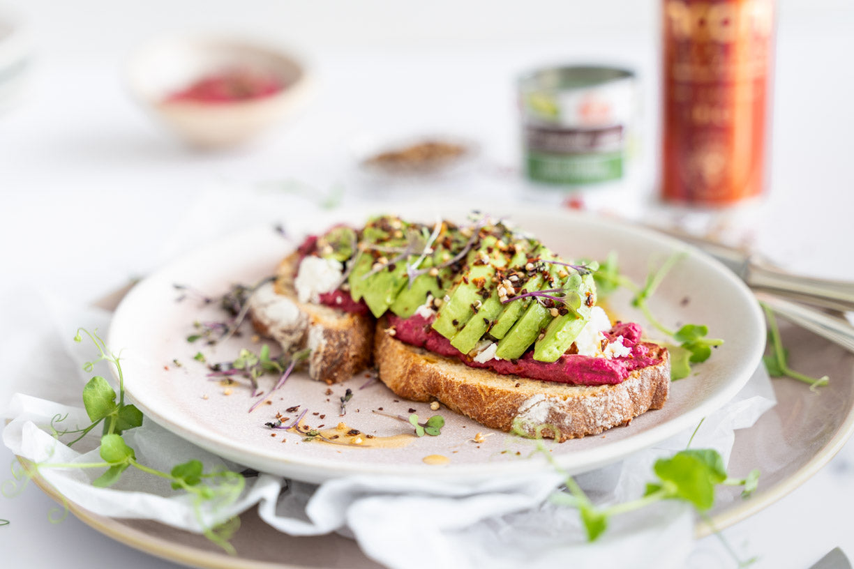 Avocado-Chili Brot mit Randen Hummus & Feta